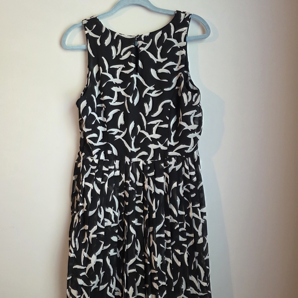 Elegant Black and White Gap Patterned Dress - Picture 2 of 2